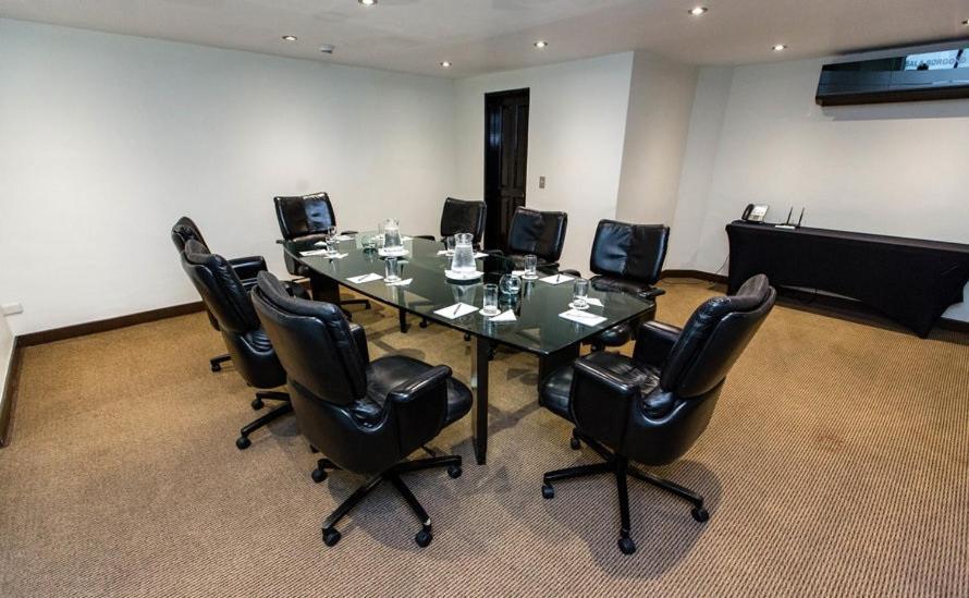 썬더버드 호텔 파르도 리마 외부 사진 A boardroom at a hotel