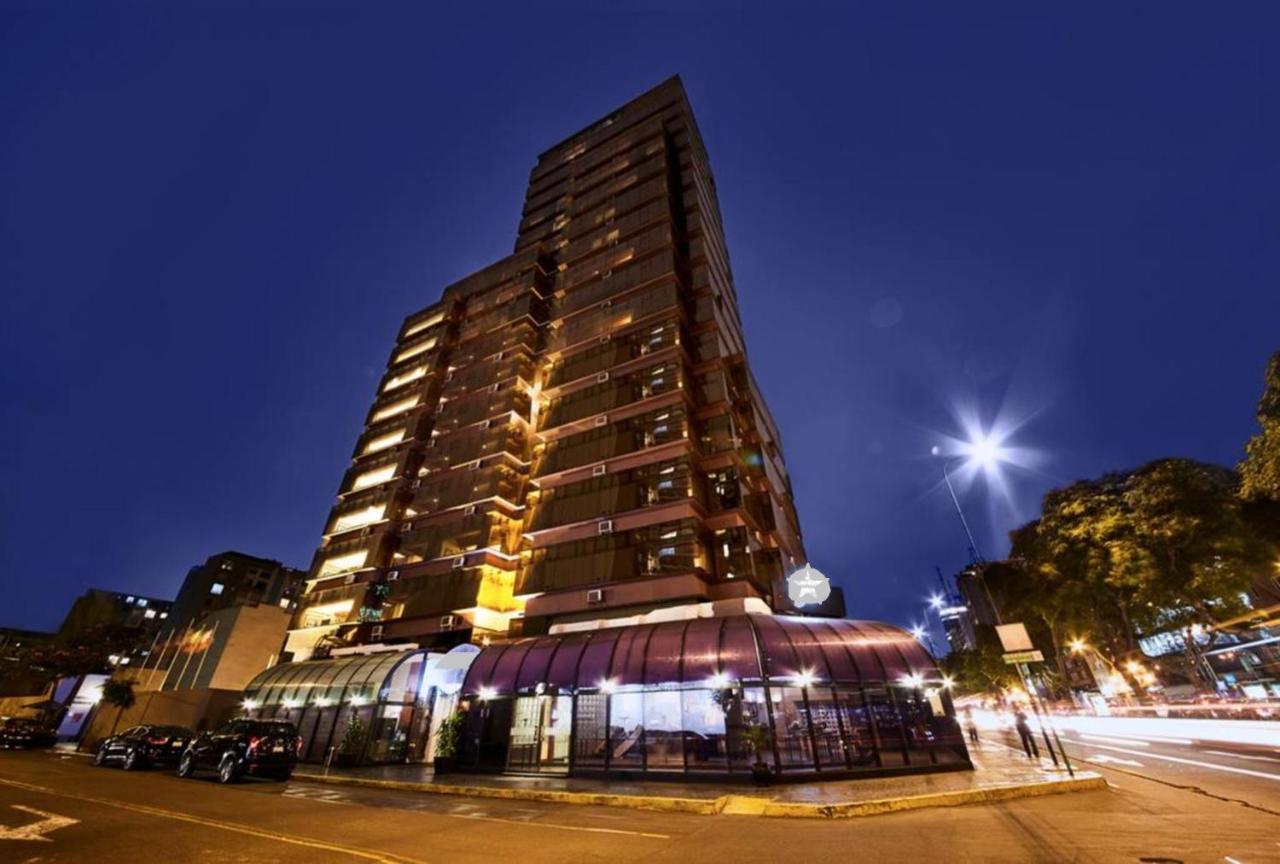 썬더버드 호텔 파르도 리마 외부 사진 The hotel at night