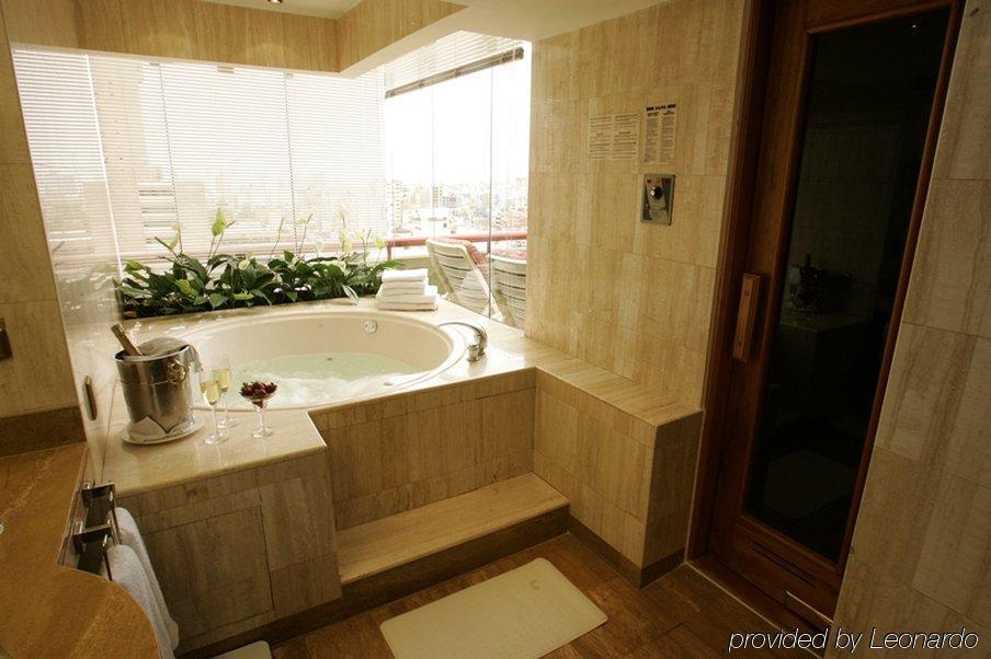 썬더버드 호텔 파르도 리마 시설 사진 A bathroom in a hotel