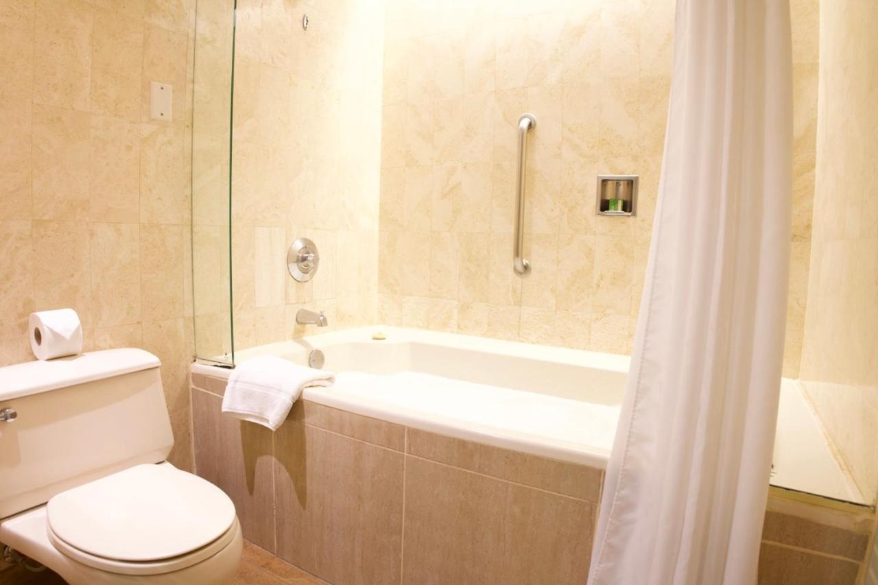 썬더버드 호텔 파르도 리마 외부 사진 A bathtub with shower curtain