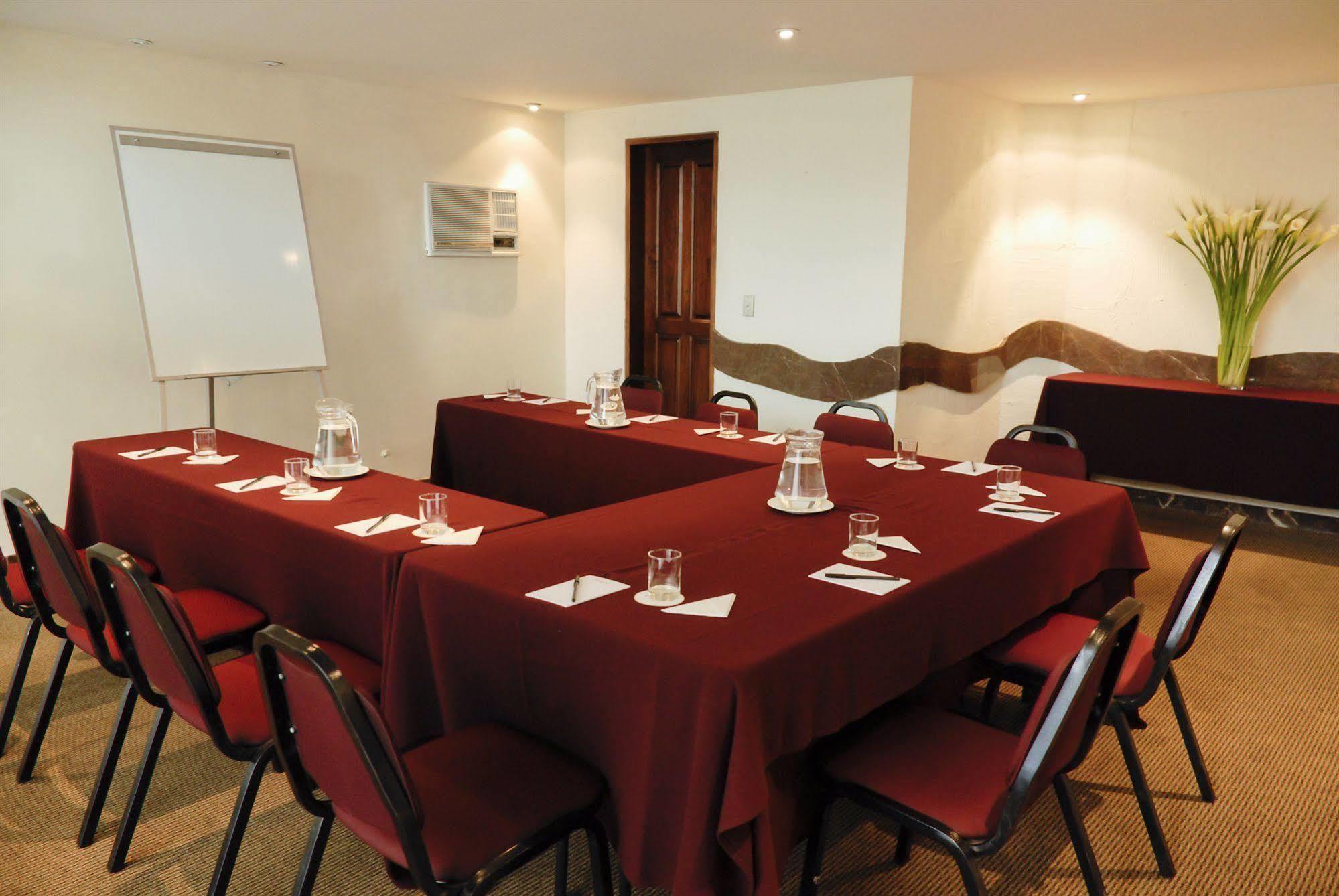 썬더버드 호텔 파르도 리마 외부 사진 A meeting room at the hotel